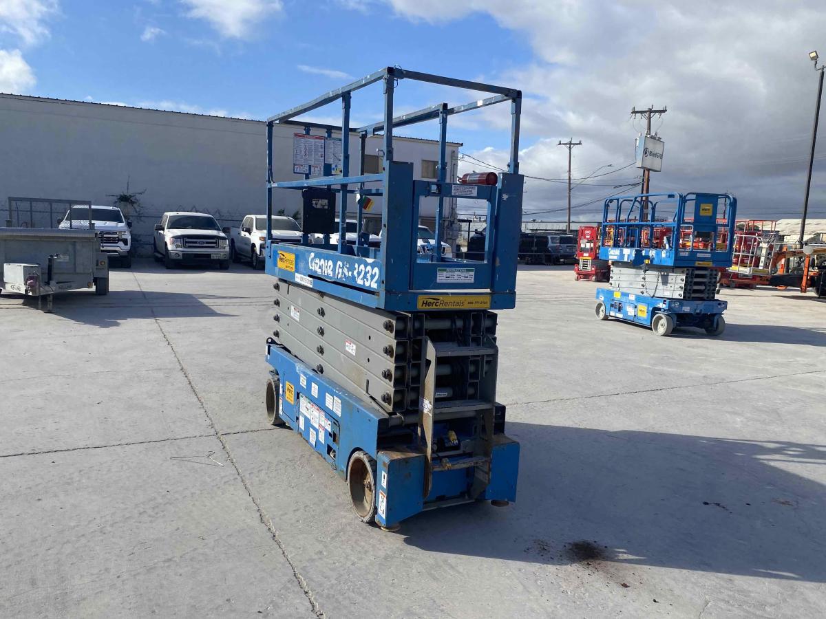 2017 Genie GS-3232