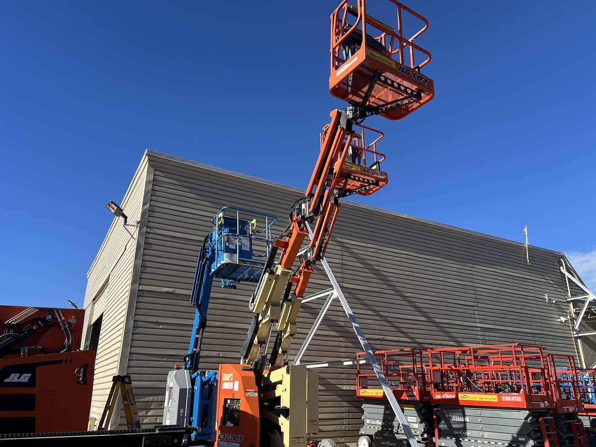 2017 JLG E300AJP-2