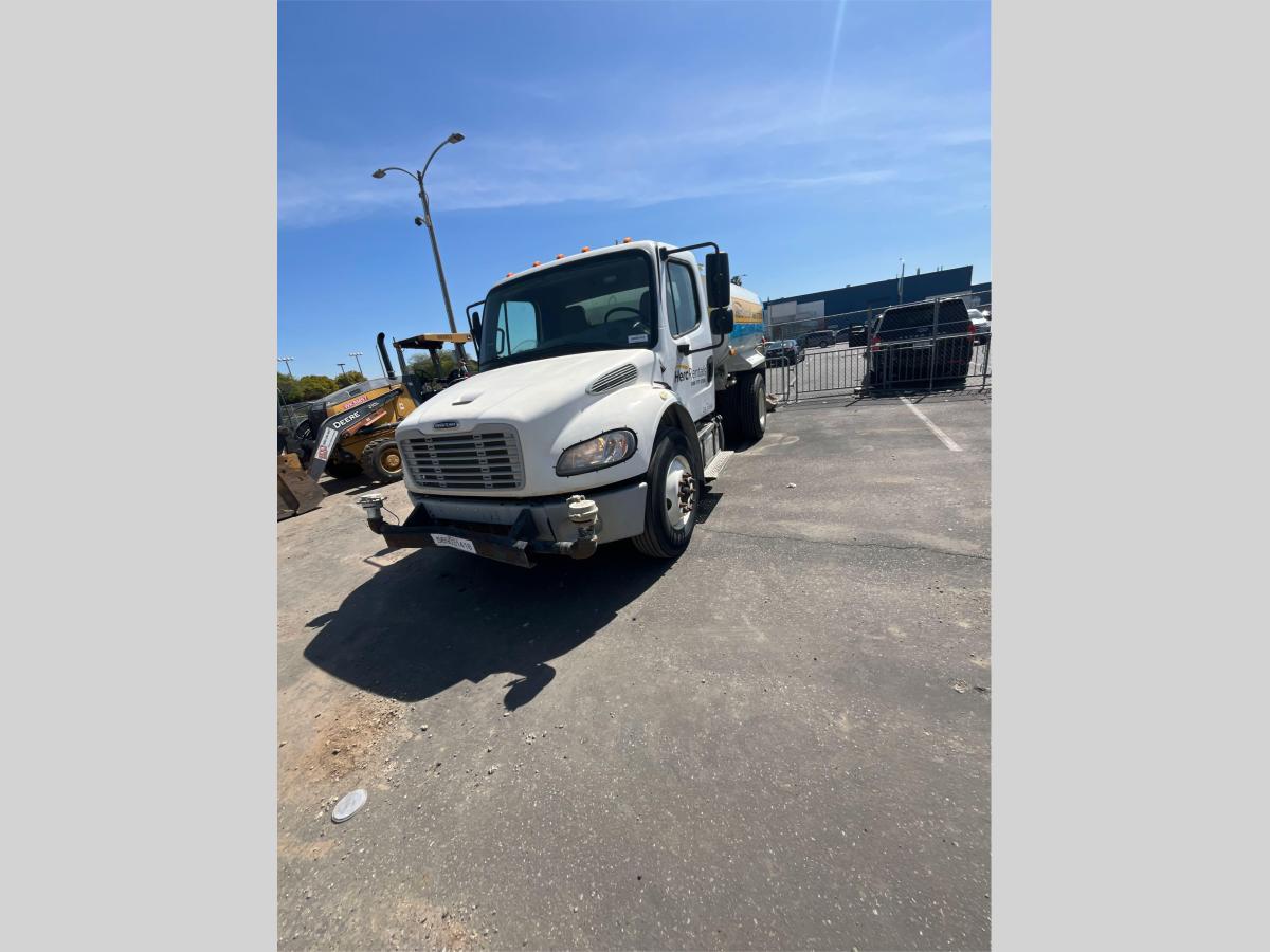 2017 Freightliner M2106