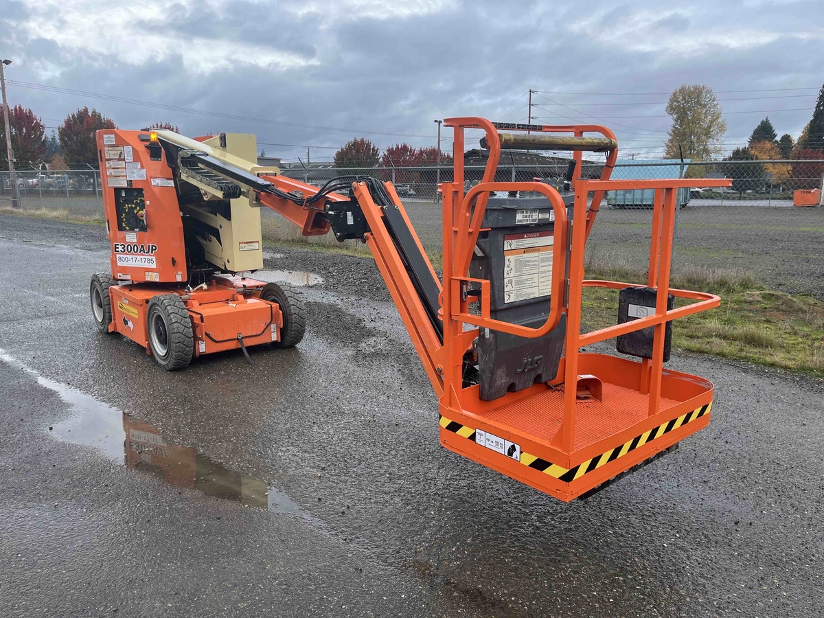 2017 JLG E300AJP-3