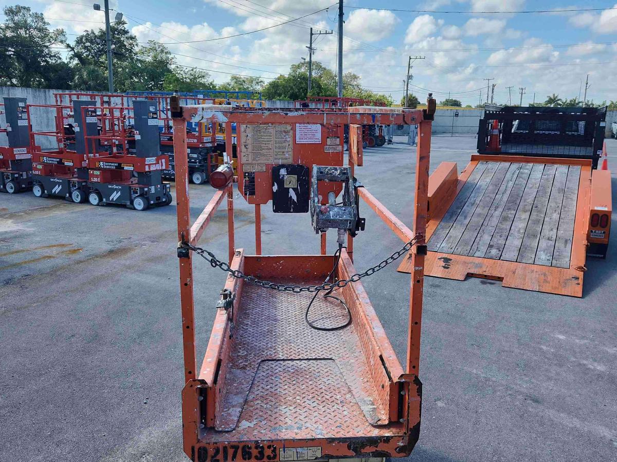 2017 JLG 1932R