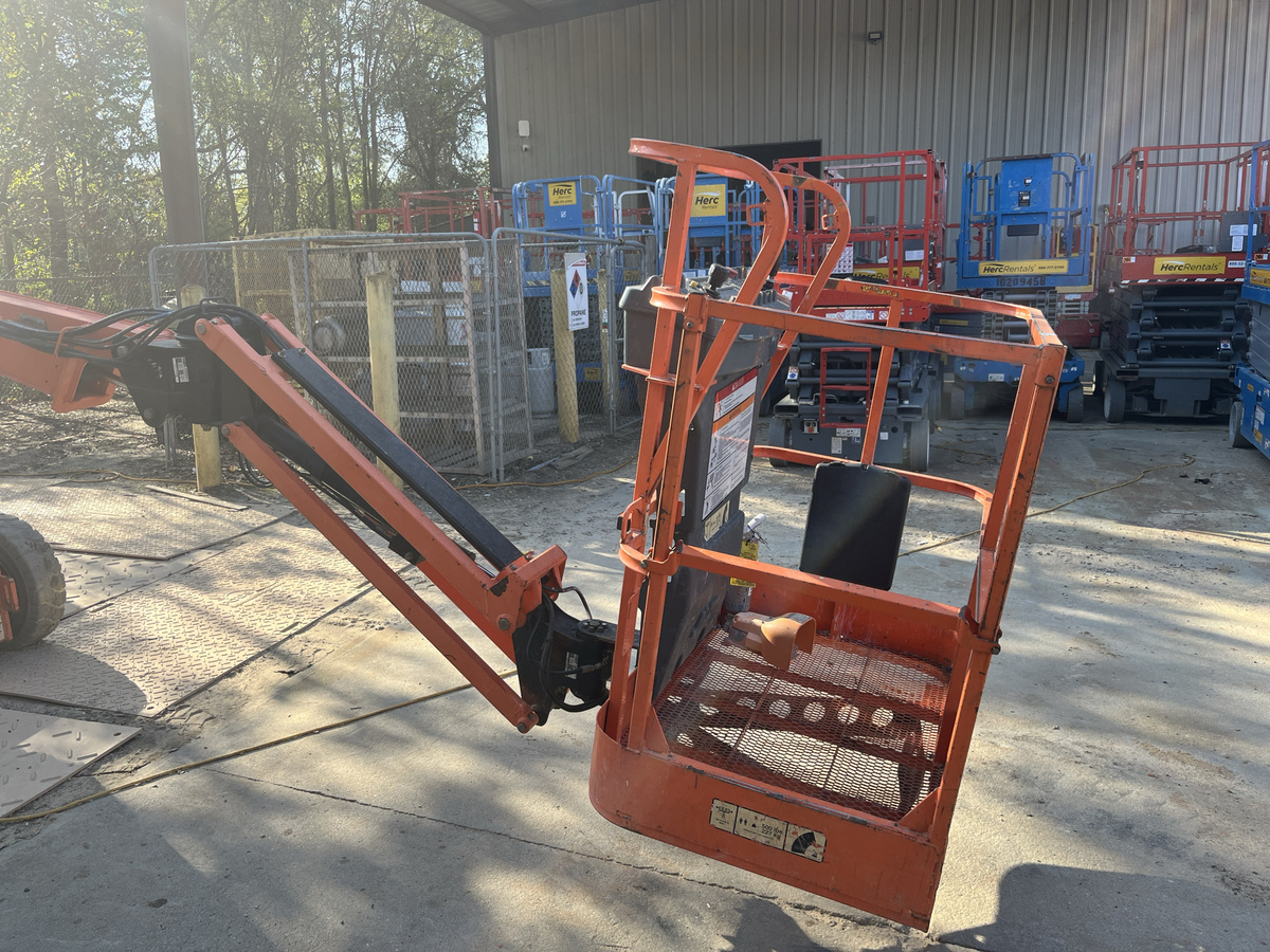 2016 JLG E300AJP-5