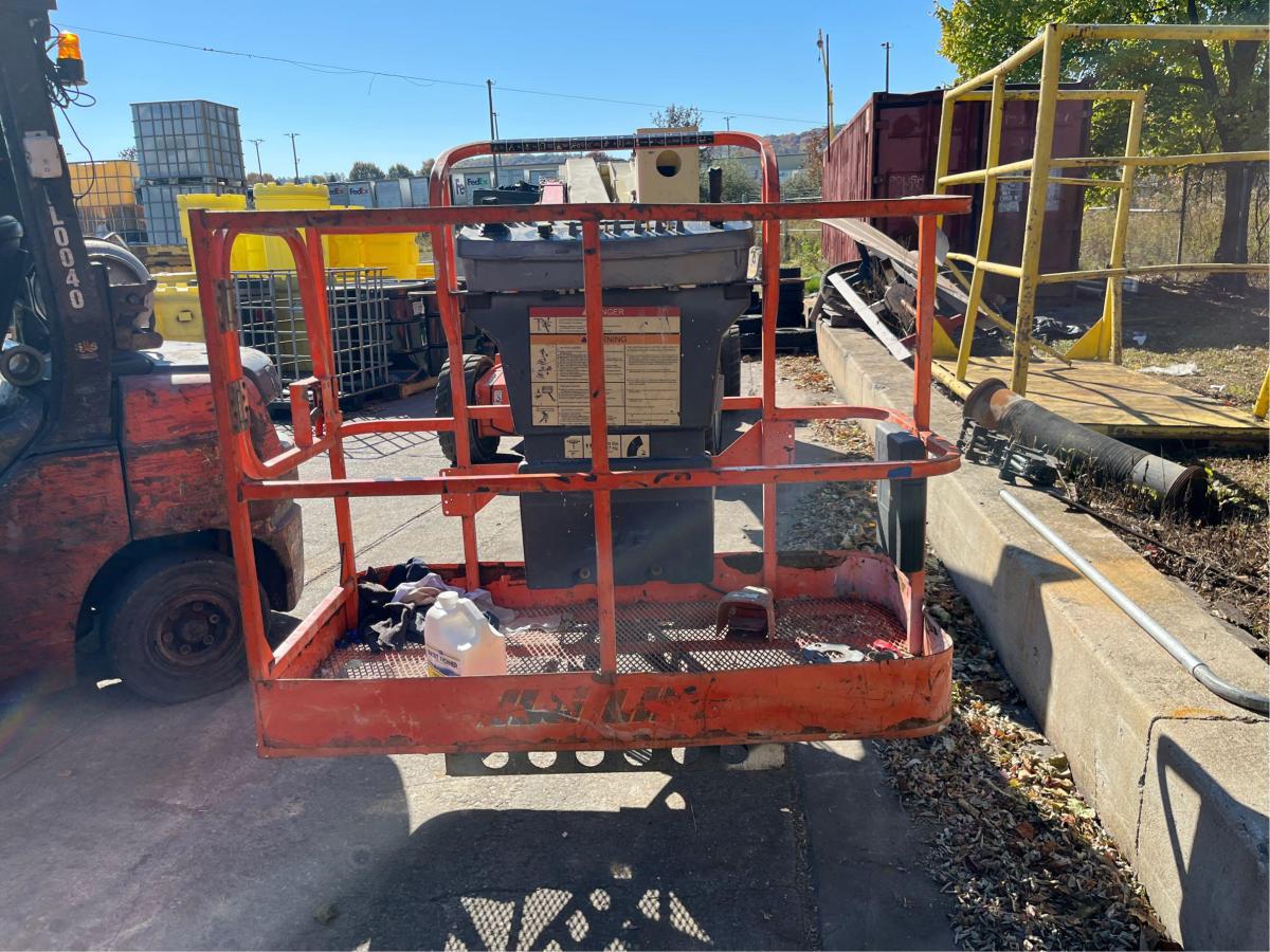 2015 JLG E450AJ