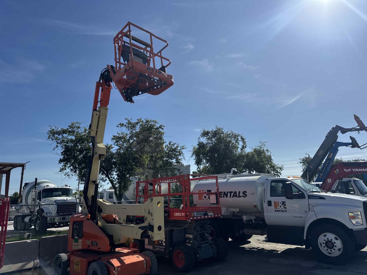 2017 JLG E400AJPN-6