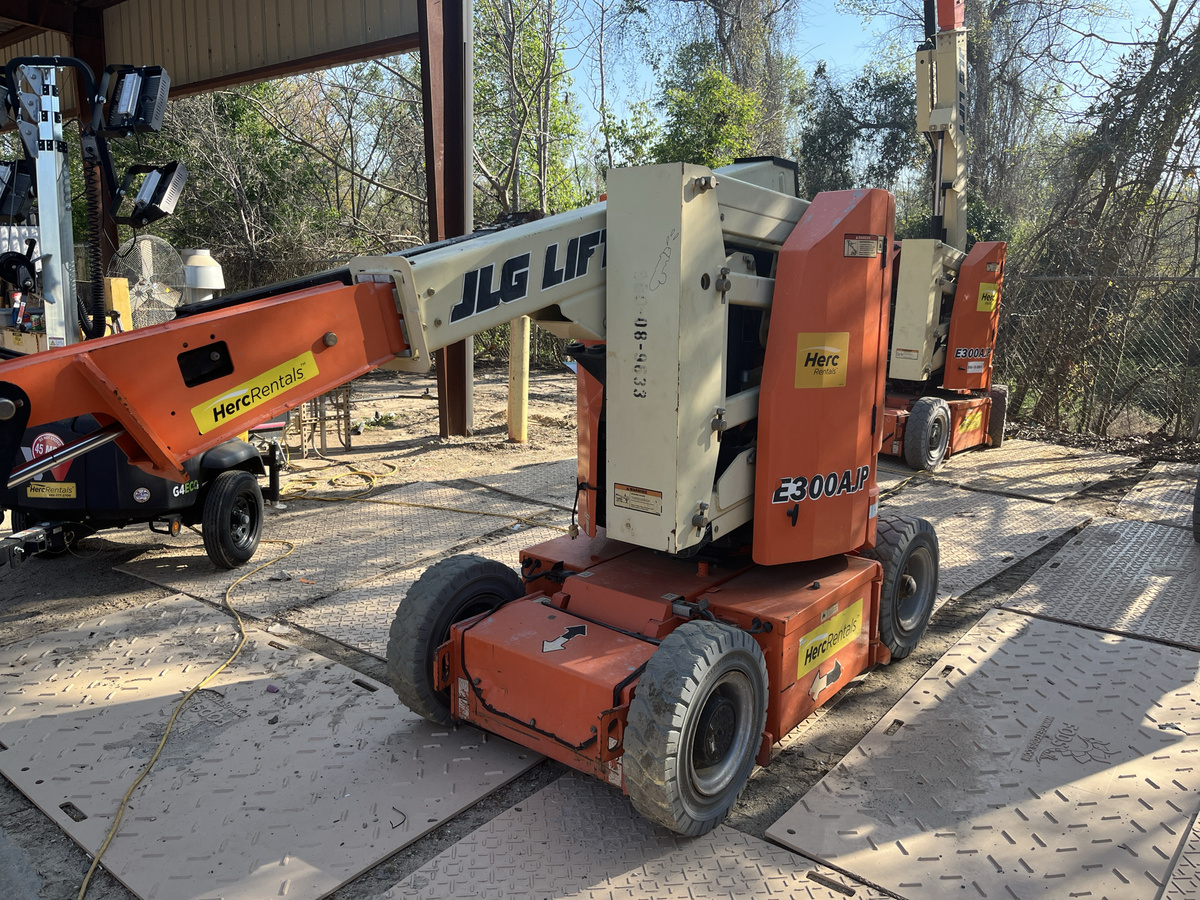 2016 JLG E300AJP