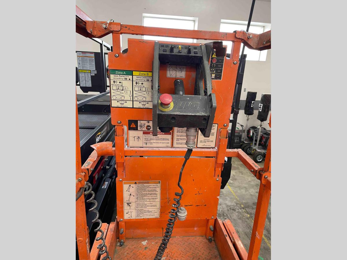 2017 JLG 2632ES