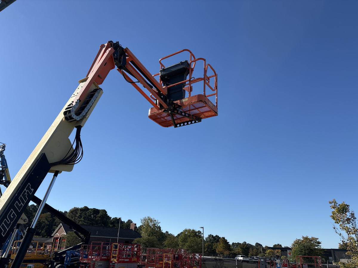 2016 JLG E400AJP-5