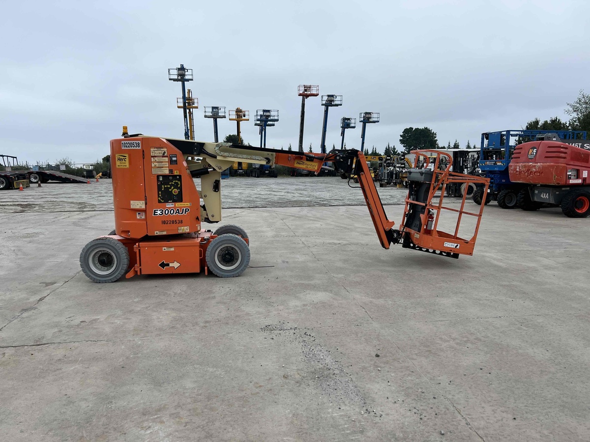2017 JLG E300AJP-3