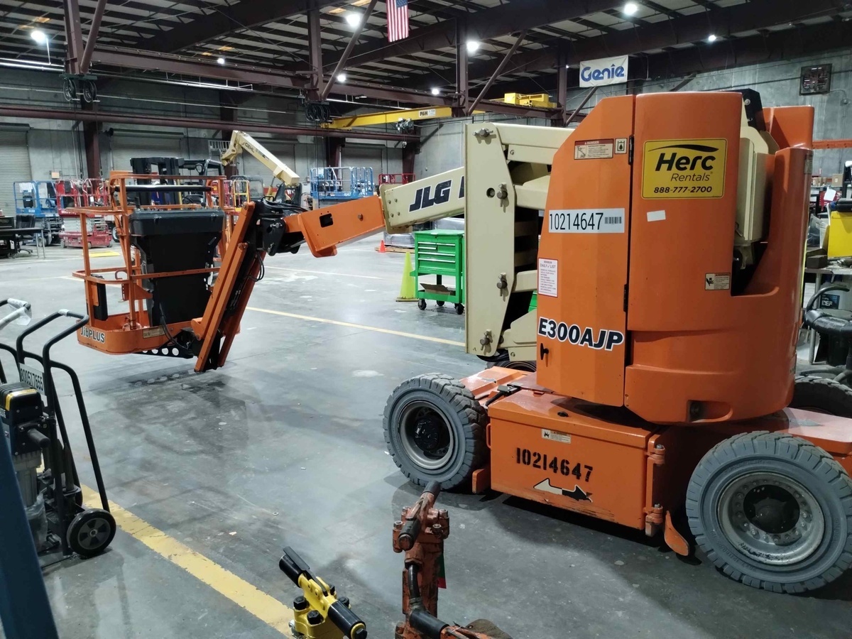2017 JLG E300AJP-6
