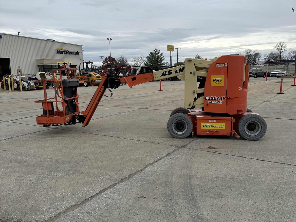 2016 JLG E300AJP-4