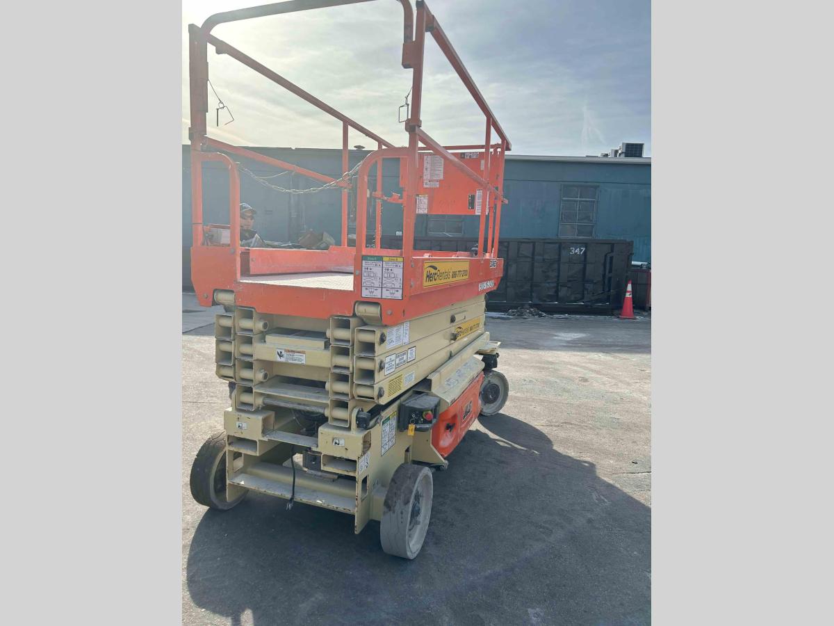 2017 JLG 3246ES