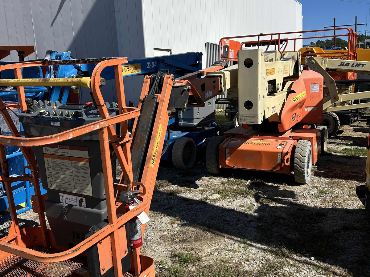 2017 JLG E400AJPN-4