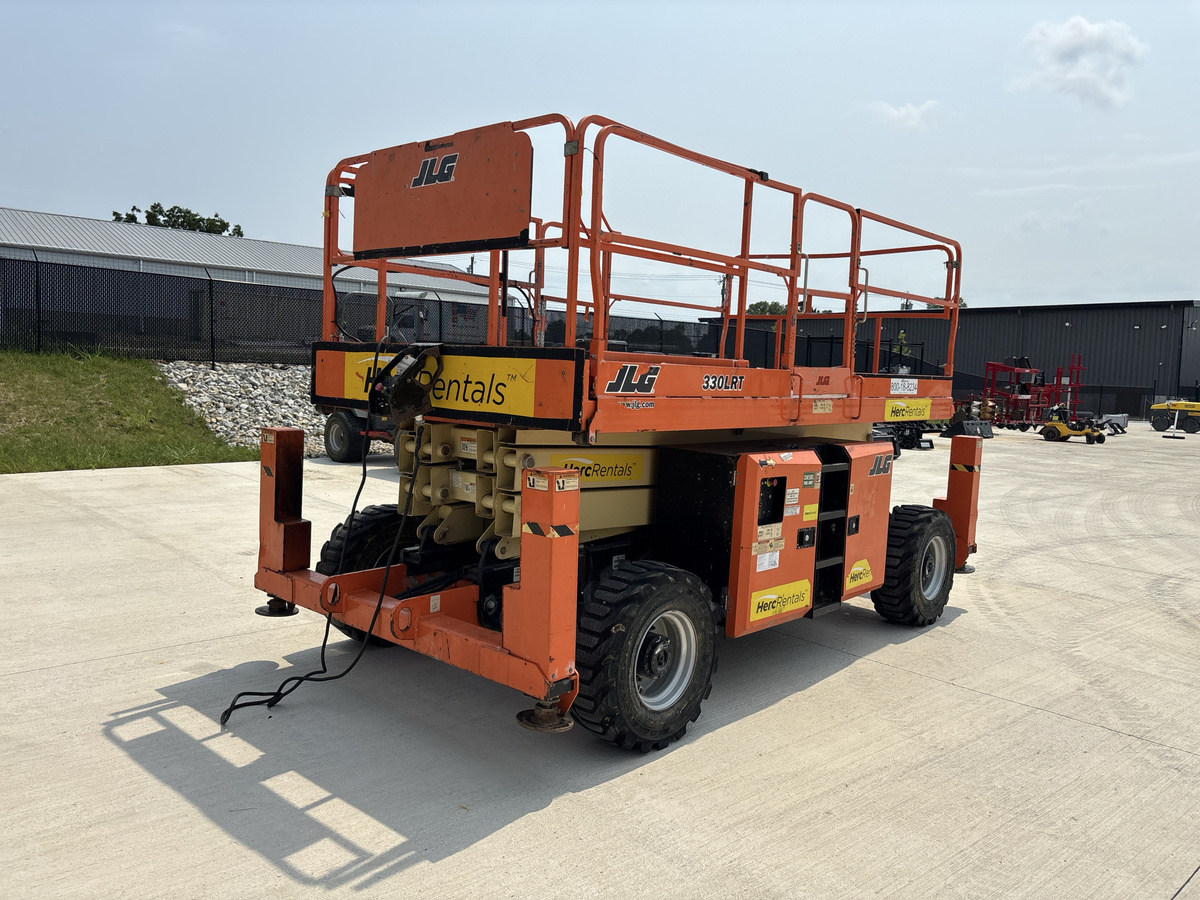 2017 JLG 330LRT-6