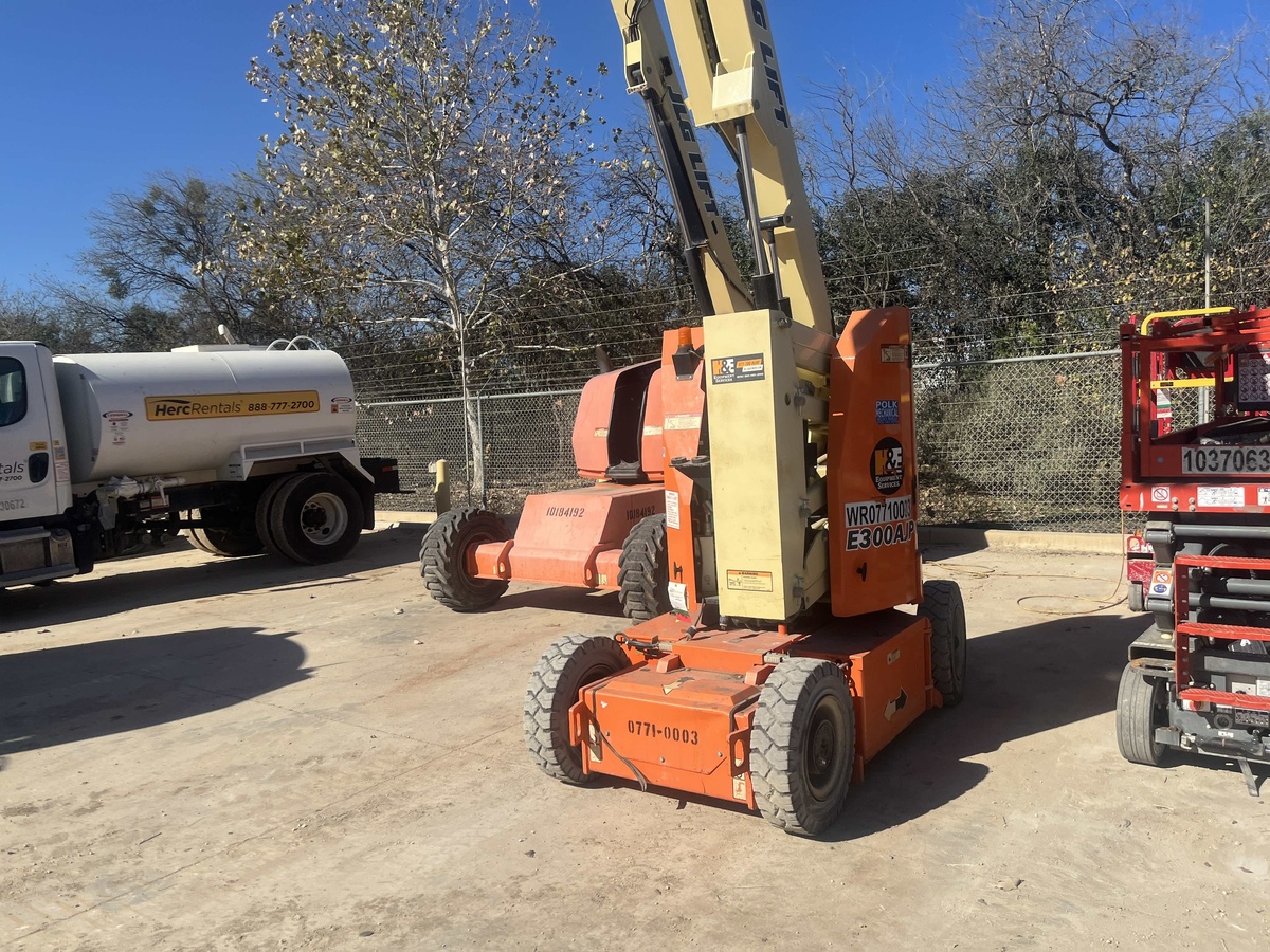 2017 JLG E300AJP-3