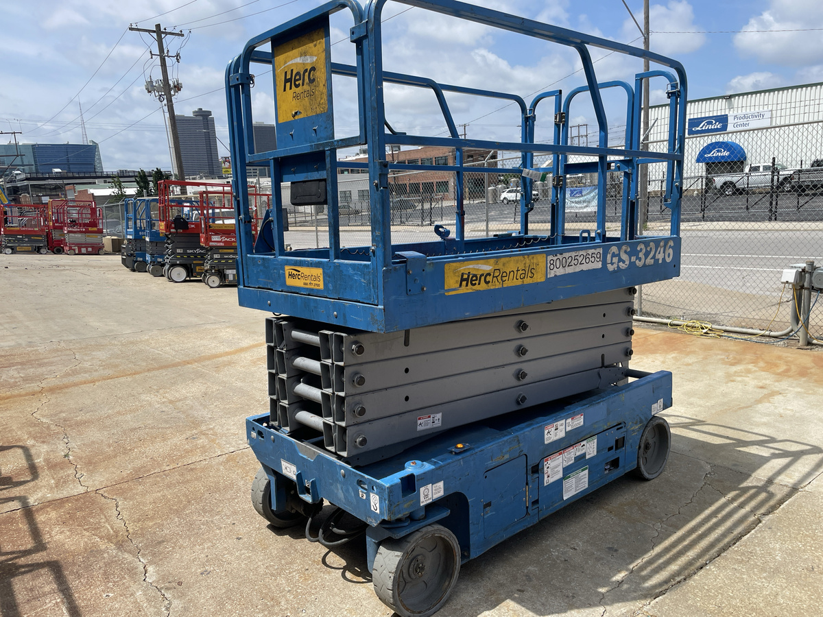 2019 Genie GS-3246 32 ft Electric Scissor Lift - 454 Hours thumbnail 4