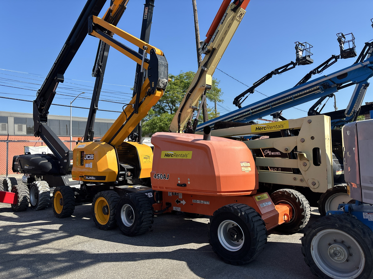 2017 JLG 450AJ