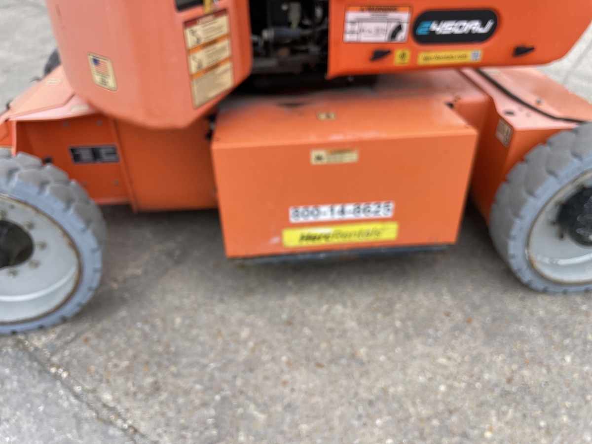 2017 JLG E450AJ-9