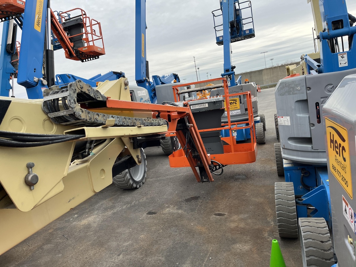 2017 JLG E450AJ-6