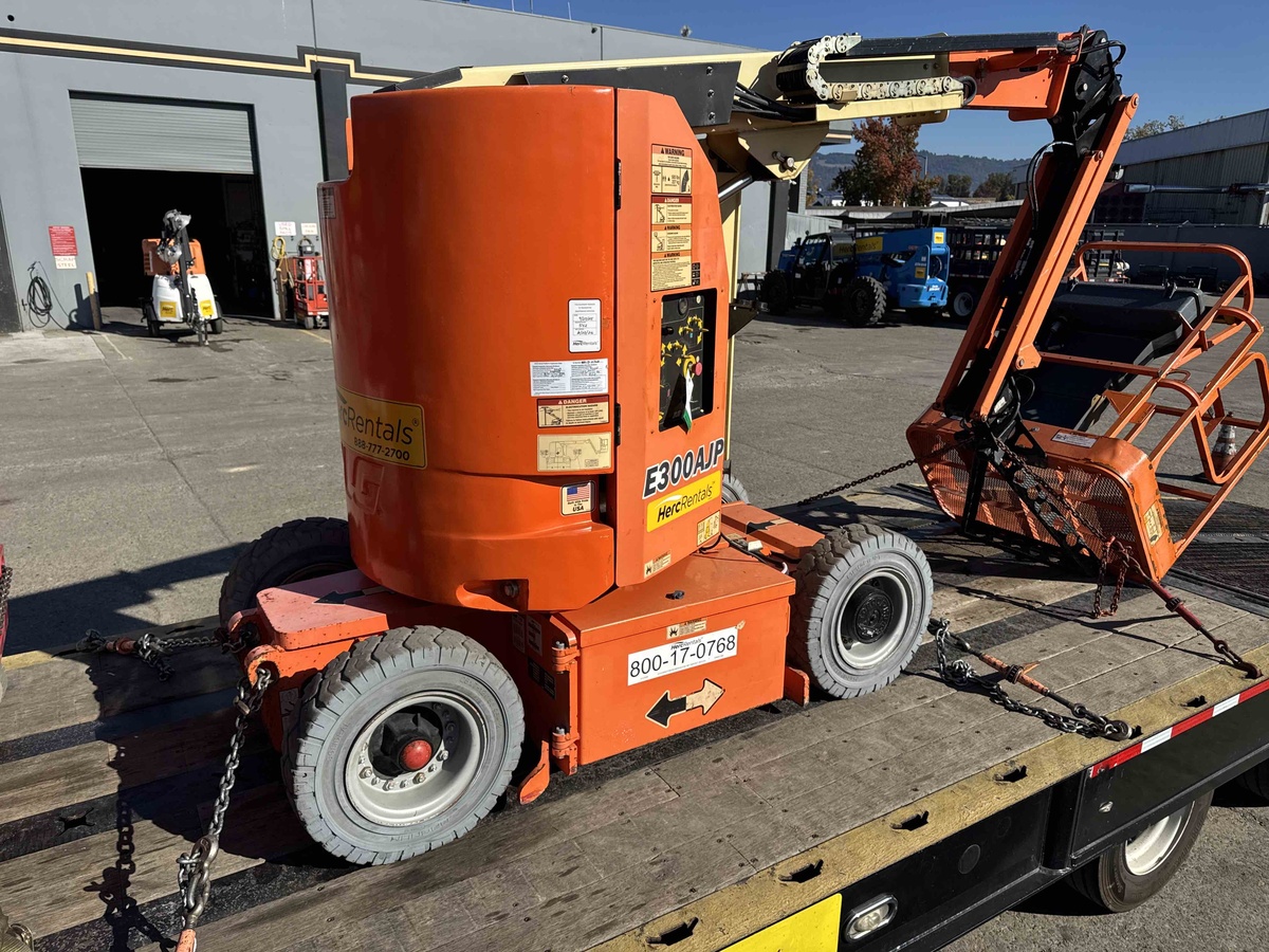 2017 JLG E300AJP-5