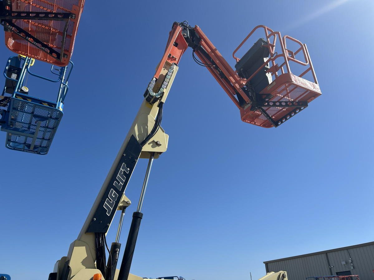 2015 JLG E400AJPN-9
