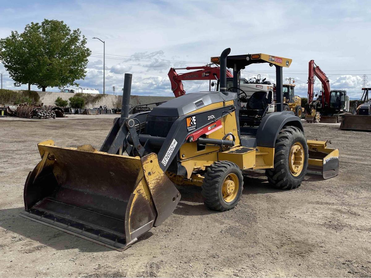 2019 John Deere 210L