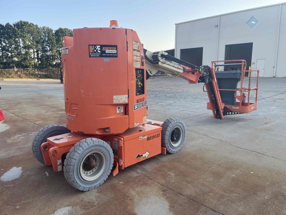 2017 JLG E300AJP-4