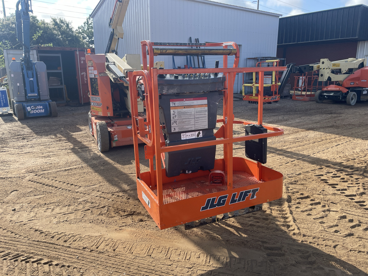 2017 JLG E300AJP-4