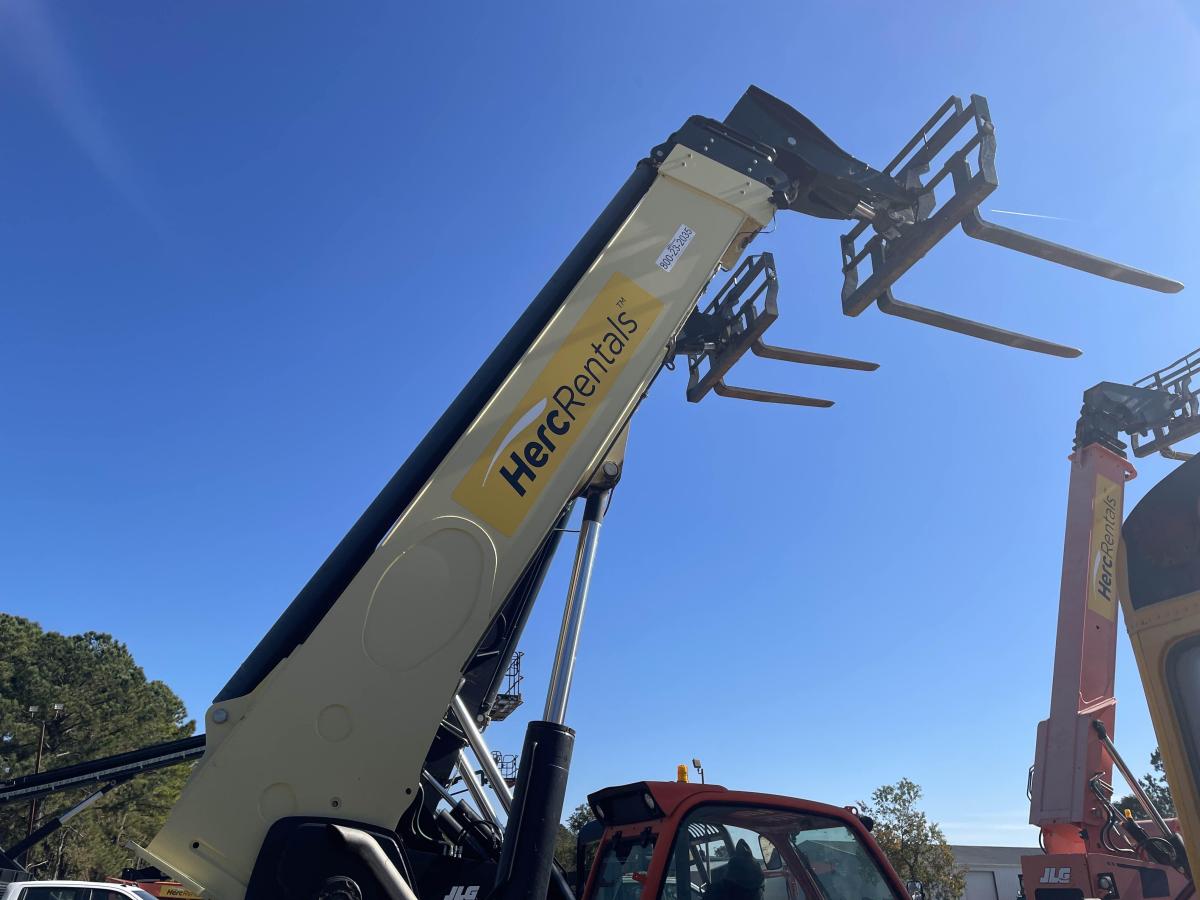2018 JLG 1255