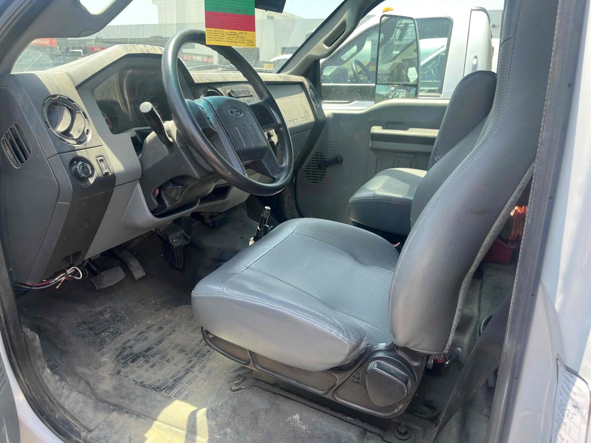 2017 Ford F750-8