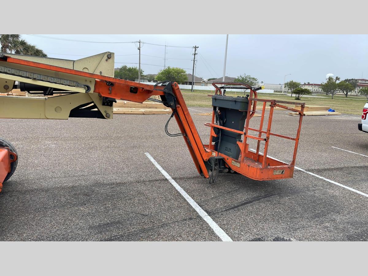 2014 JLG E450AJ