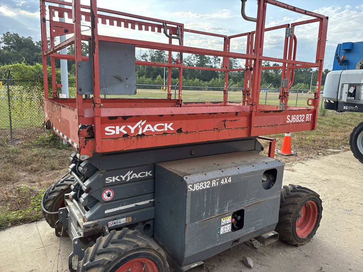 2017 Skyjack SJ-6832RT-4