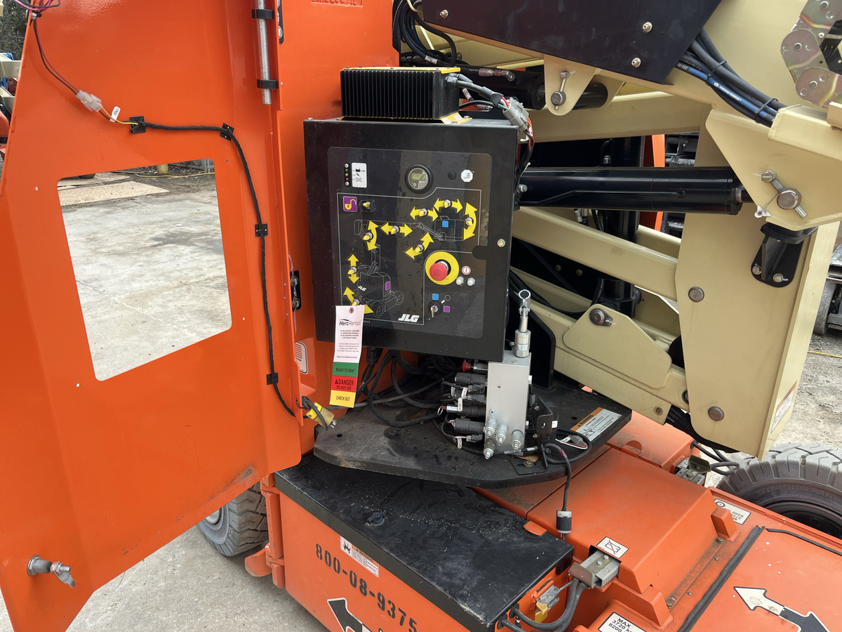 2016 JLG E300AJP-9