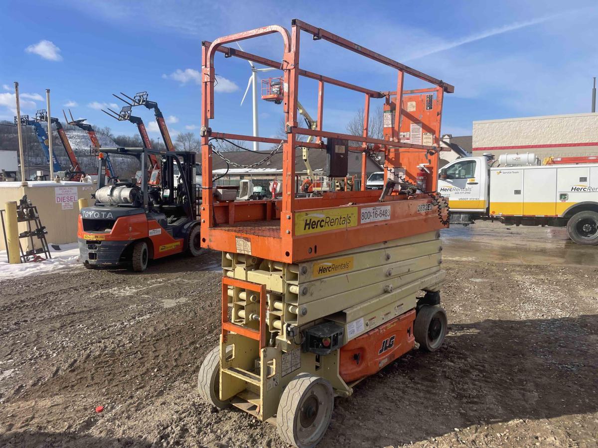 2017 JLG 2632ES