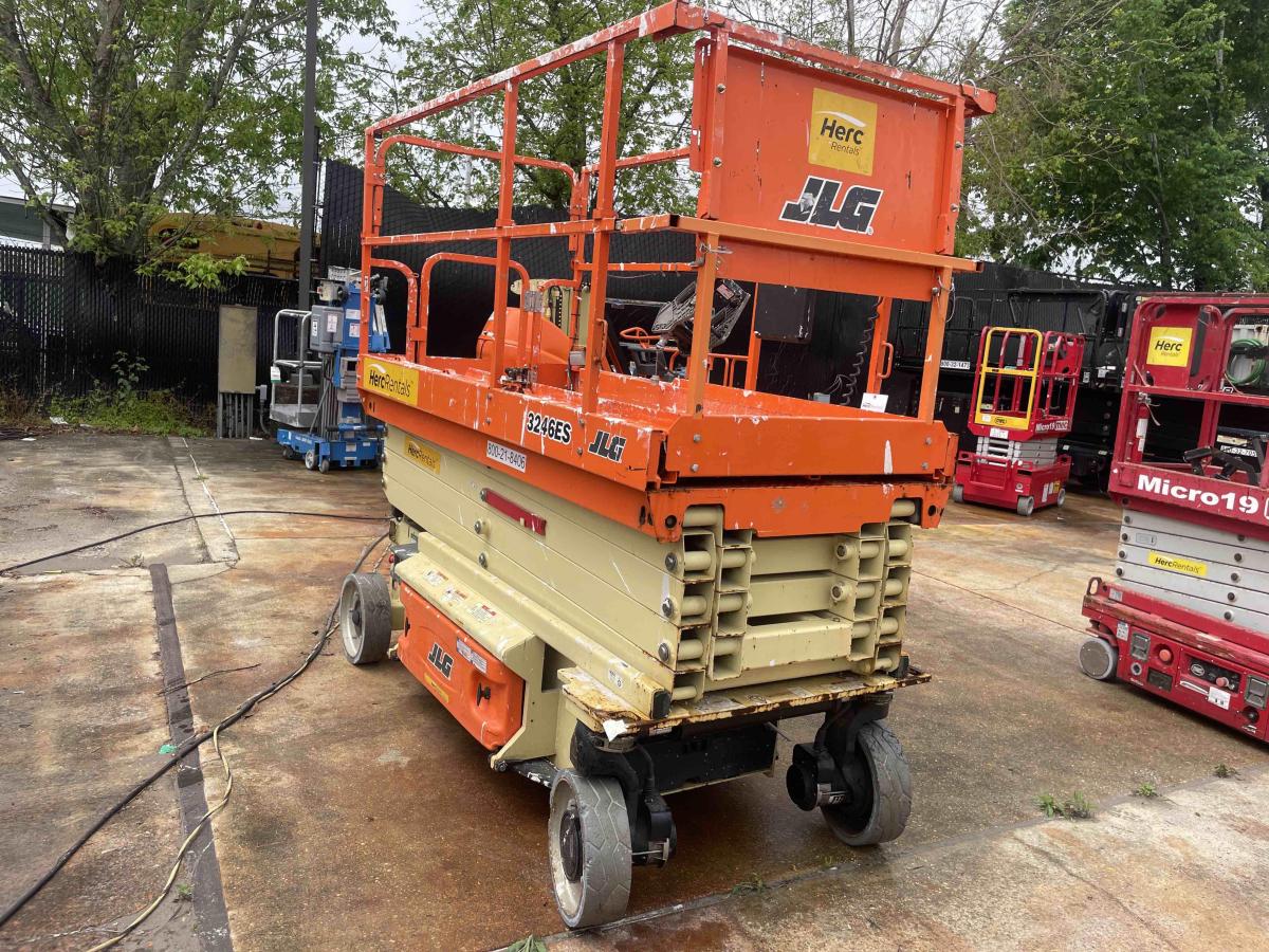 2018 JLG 3246ES