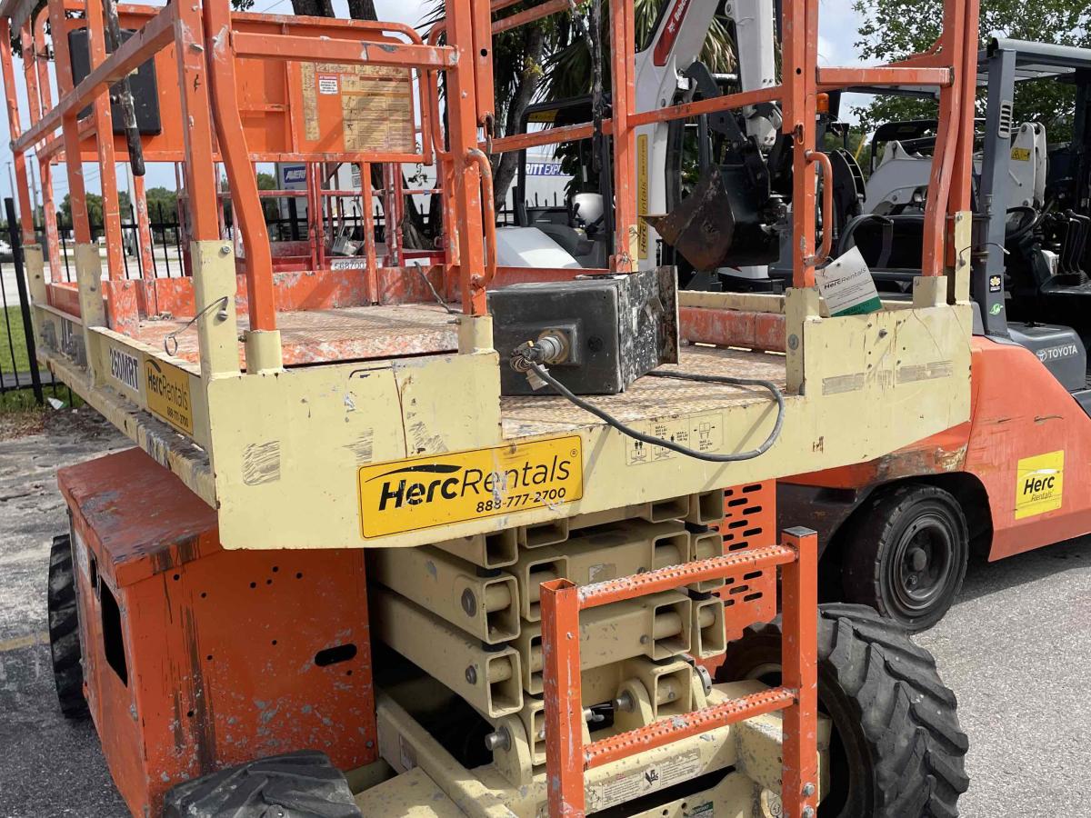 2017 JLG 260MRT