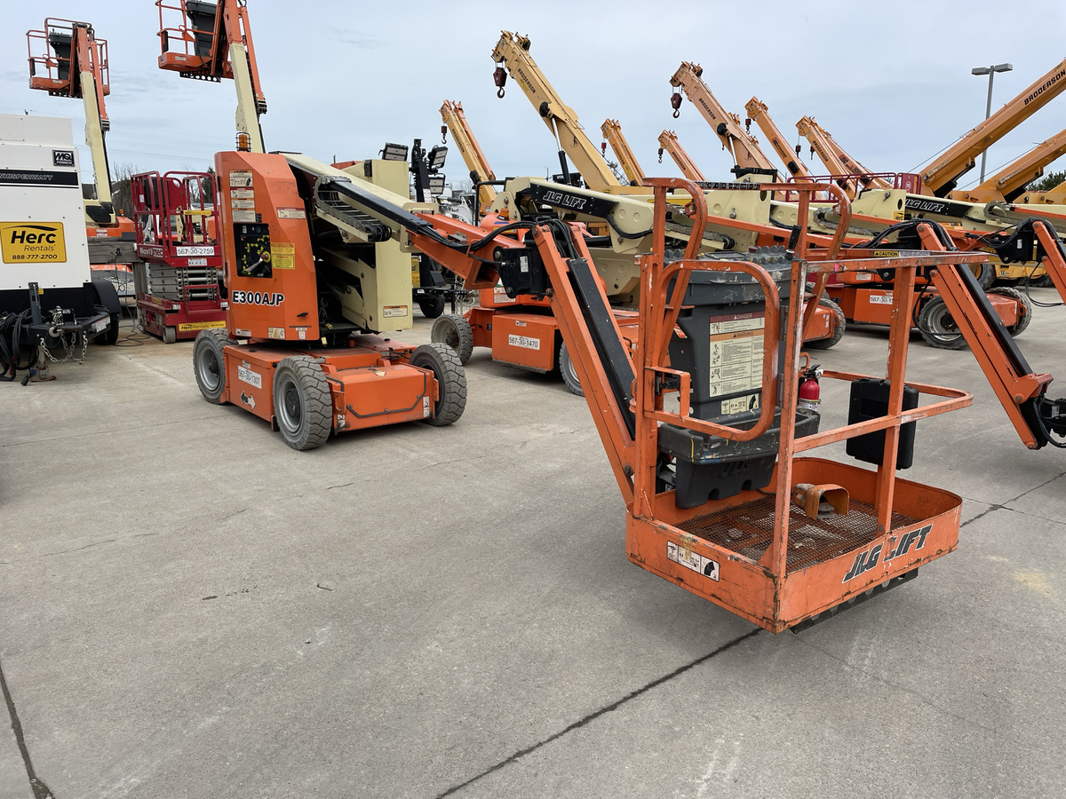 2016 JLG E300AJP-2