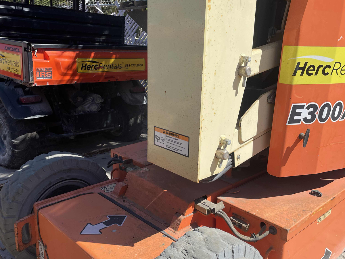 2016 JLG E300AJP-2
