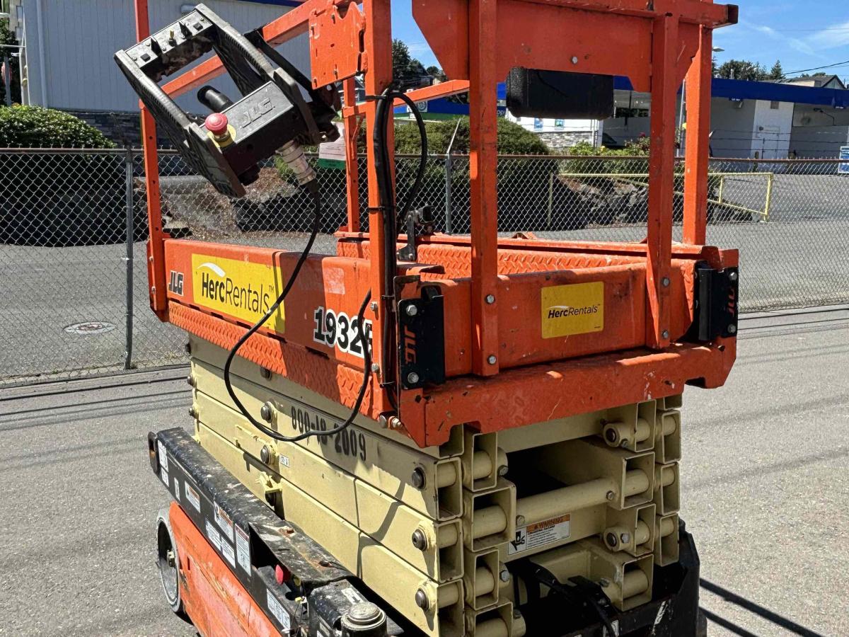 2017 JLG 1932R-10
