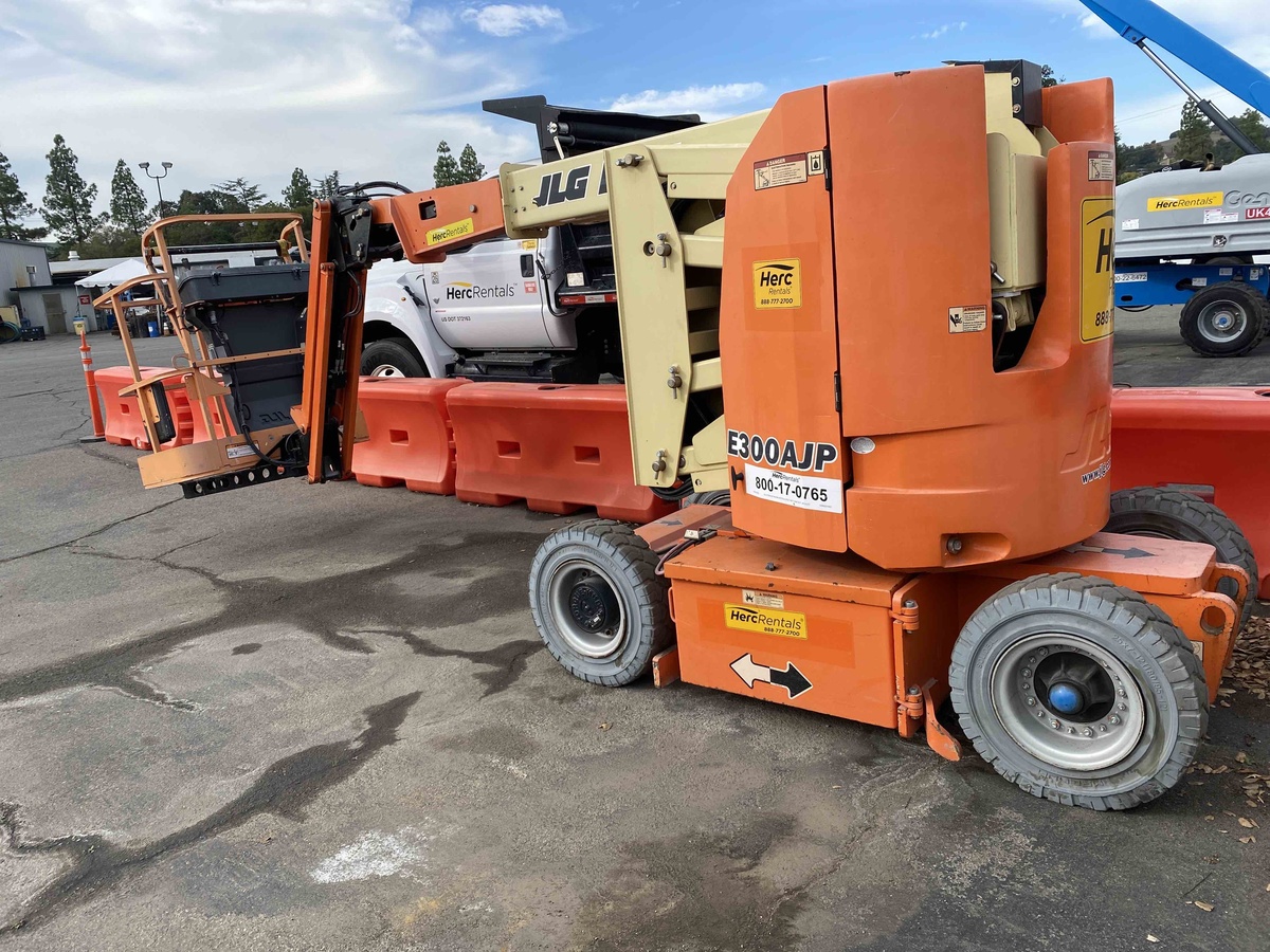 2017 JLG E300AJP-3