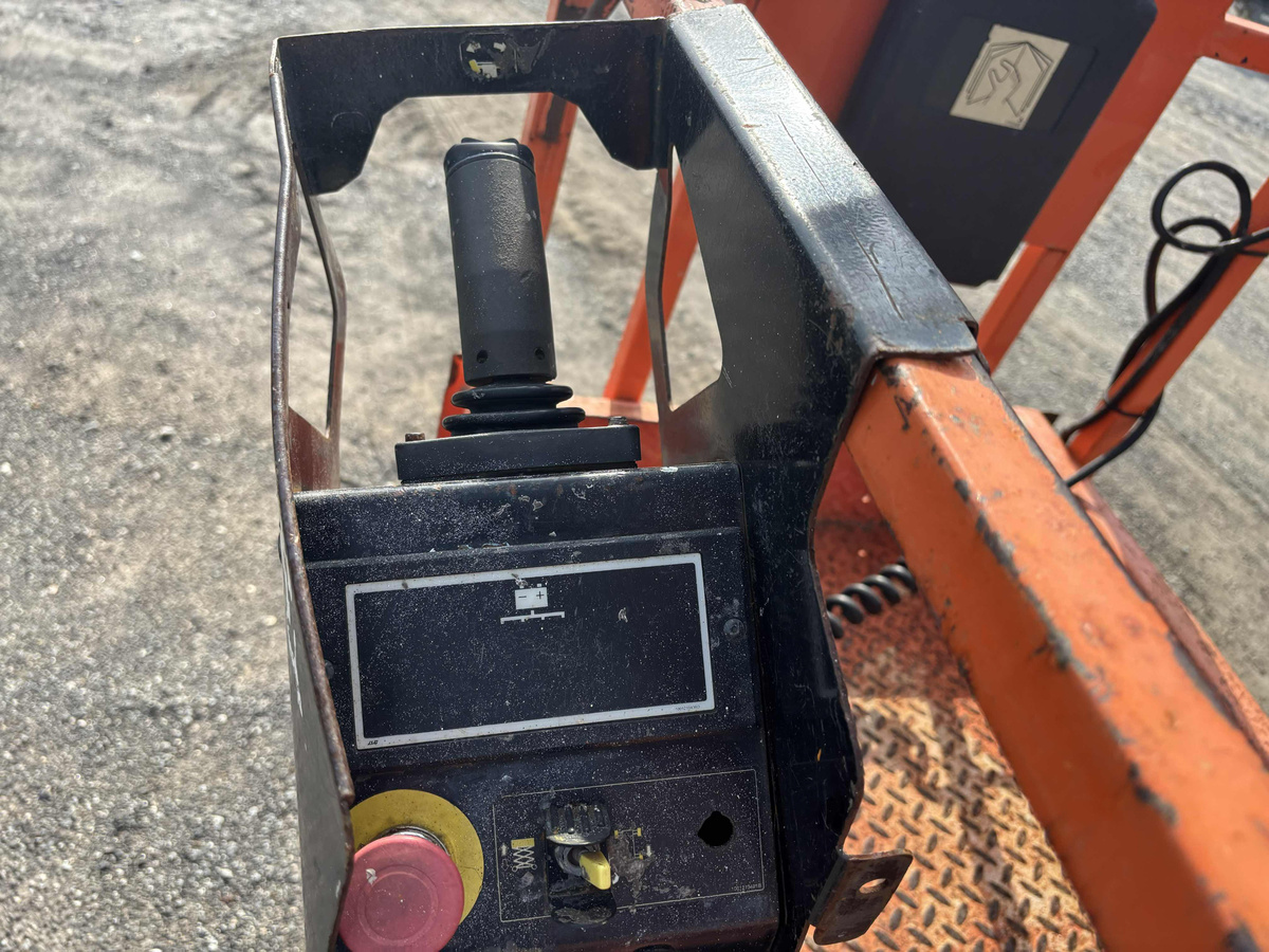 2019 JLG 1932R-8