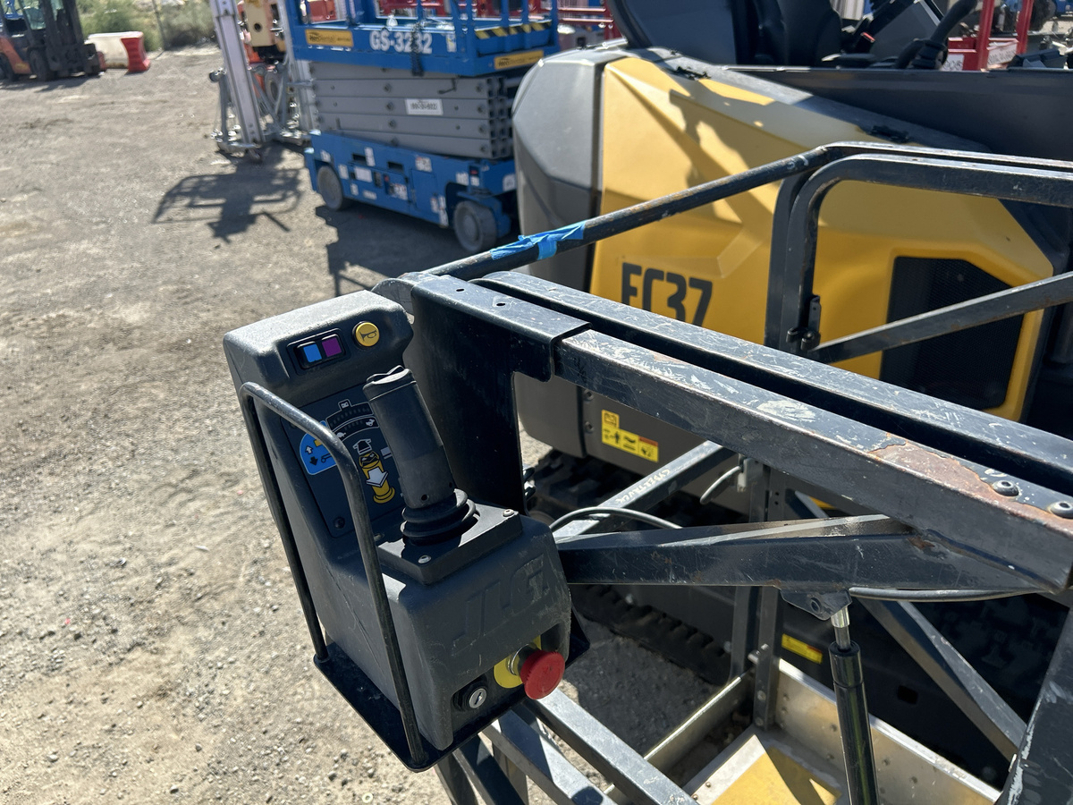2017 JLG 20MVL-7
