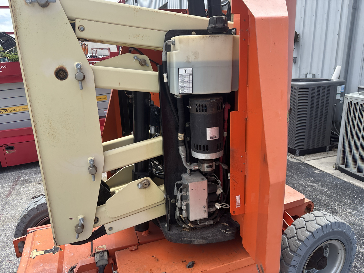 2017 JLG E300AJP-8