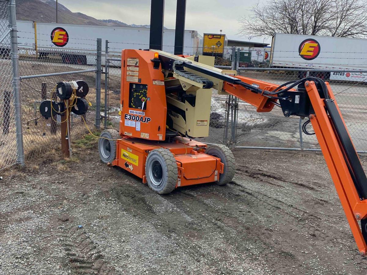 2017 JLG E300AJP
