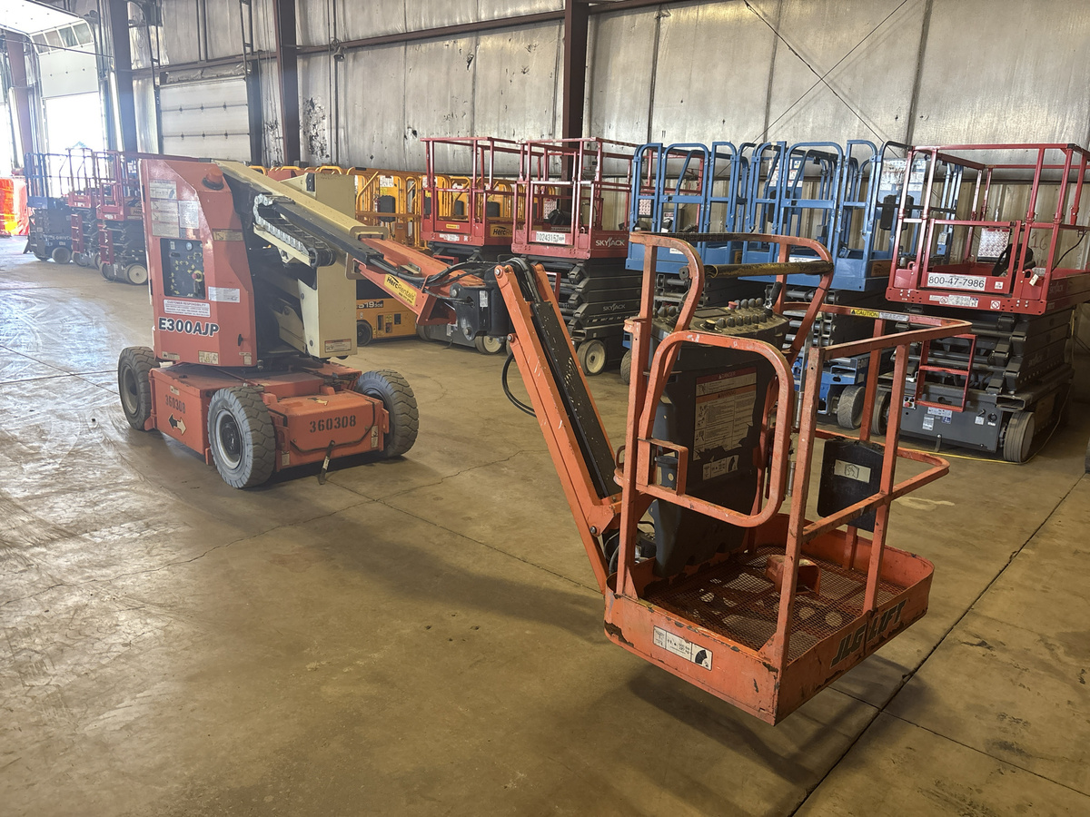 2016 JLG E300AJP