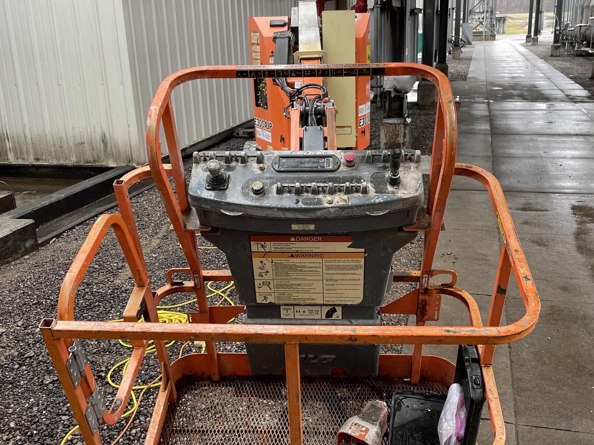 2017 JLG E300AJP-3