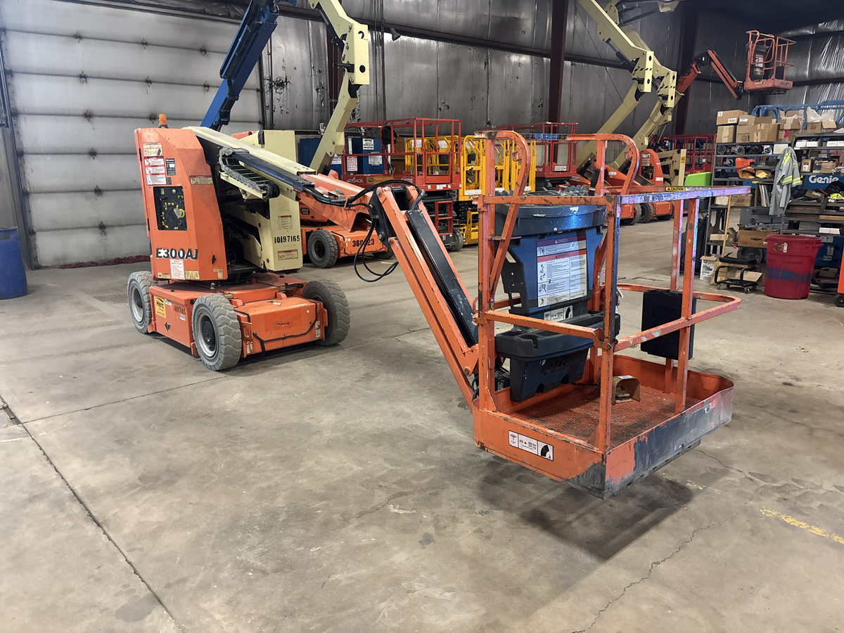 2016 JLG E300AJ
