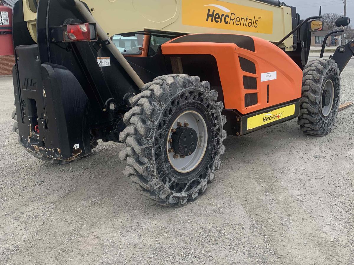 2016 JLG 1055