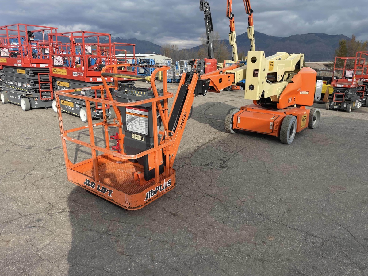 2017 JLG E400AJPN-7