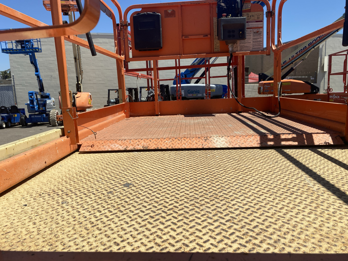 2017 JLG 260MRT-9