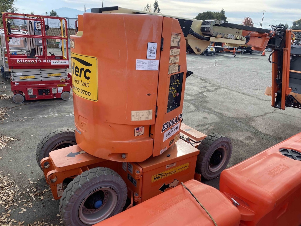 2017 JLG E300AJP-8